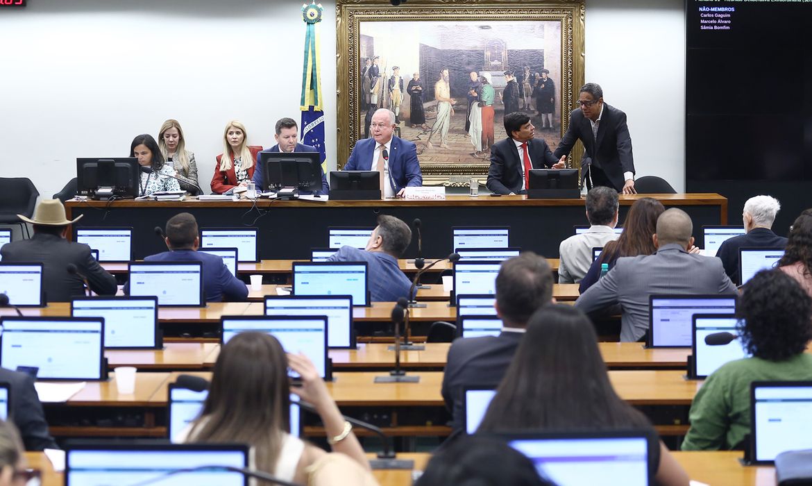 Comissão da Câmara aprova aumento de pena para aliciamento de crianças na internet
