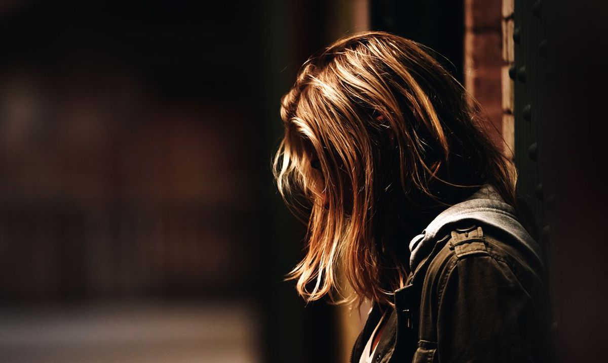 A Lei Maria da Penha prevê que mulheres em situação de violência doméstica têm direito à manutenção do vínculo empregatício por até seis meses