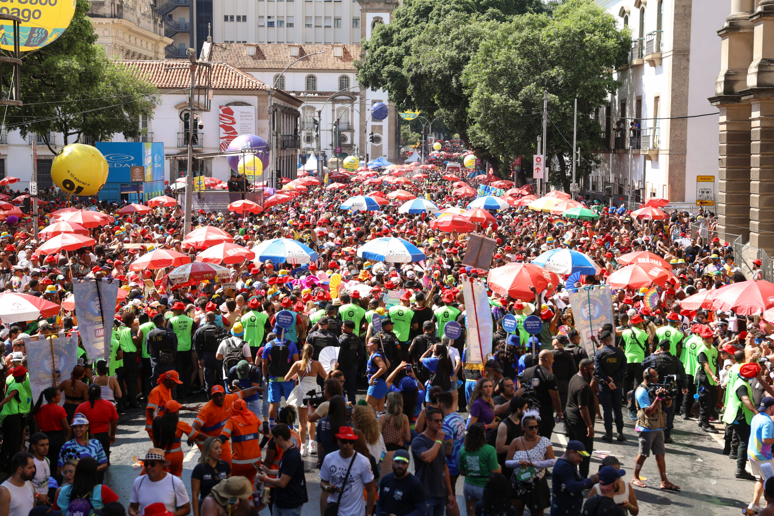 Rio de Janeiro (RJ), 14/02/2026 – O bloco Cordão da Bola Preta desfila no sábado de carnaval no centro do Rio de Janeiro. Foto: Tomaz Silva/Agência Brasil