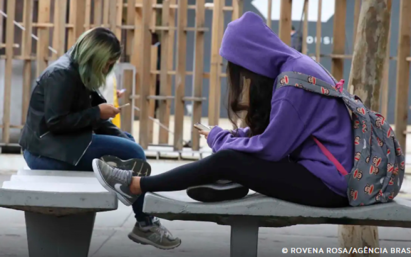 Restrição a celular na escola ganha adesão no Brasil e no mundo