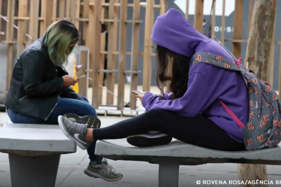 Restrição a celular na escola ganha adesão no Brasil e no mundo
