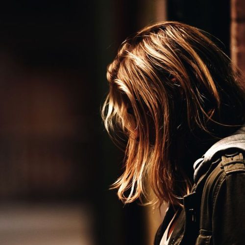 A Lei Maria da Penha prevê que mulheres em situação de violência doméstica têm direito à manutenção do vínculo empregatício por até seis meses