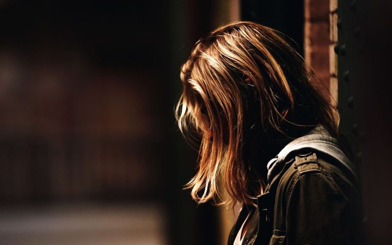 A Lei Maria da Penha prevê que mulheres em situação de violência doméstica têm direito à manutenção do vínculo empregatício por até seis meses