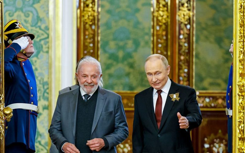 Brasil e Rússia firmam acordo para ampliar cooperação diante de ameaças de sanções dos EUA