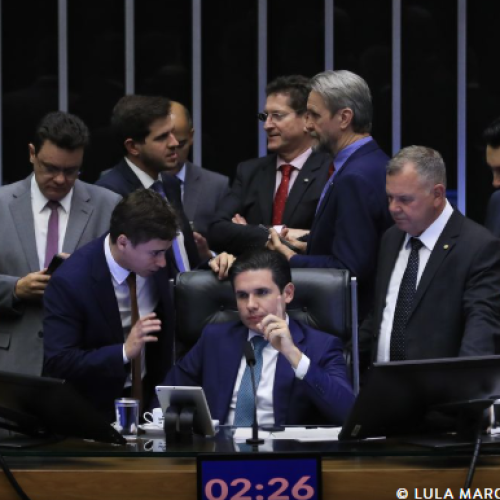 Câmara aprova PEC que dificulta andamento de processos criminais contra parlamentares
