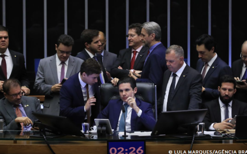 Câmara aprova PEC que dificulta andamento de processos criminais contra parlamentares