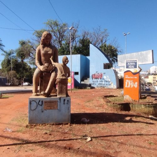 Símbolo de momentos em que a cultura era protagonista em Campo Grande, a Praça dos Imigrantes segue abandonada (Foto: Helio Tinoco)