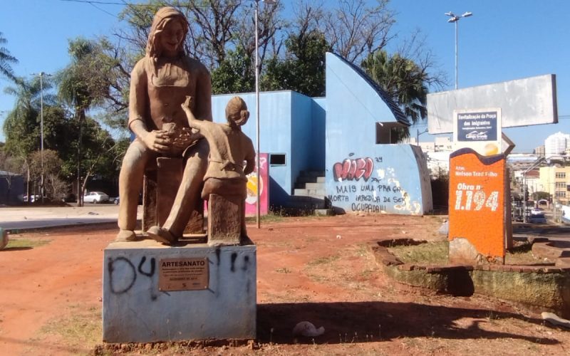Símbolo de momentos em que a cultura era protagonista em Campo Grande, a Praça dos Imigrantes segue abandonada (Foto: Helio Tinoco)